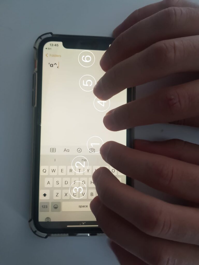 Алтернативен начин на држење на телефонот за пишување со брајовата тастатура