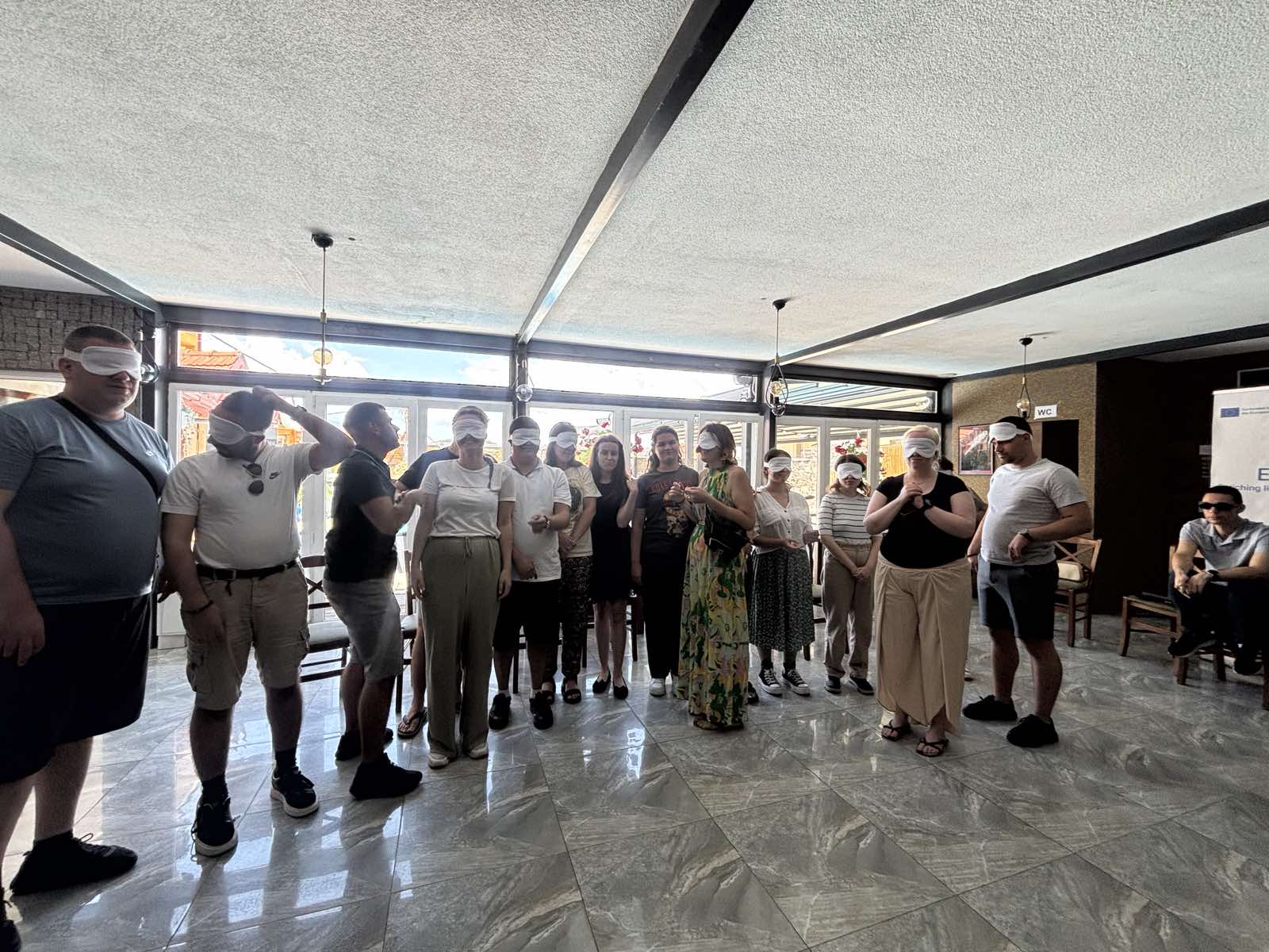 Групна фотографија од обуката „Визија за инклузија“ во Крушево, со учесници кои носат превез на очите