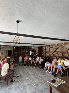 Групна фотографија од обуката „Визија за инклузија“ во Крушево, со учесници седнати во полукруг