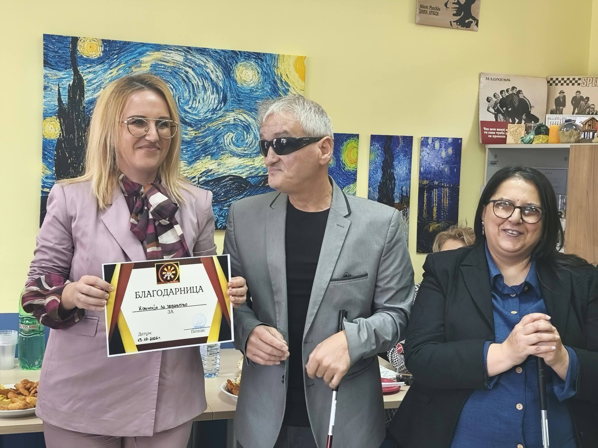 Претседателот на ЗСЛ Кавадарци доделува Благодарница