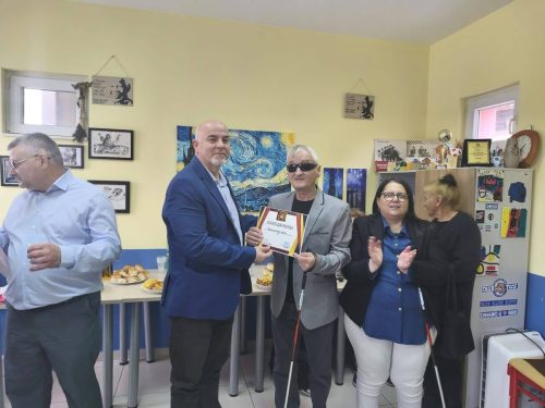 Претседателот на ЗСЛ Кавадарци доделува Благодарница 