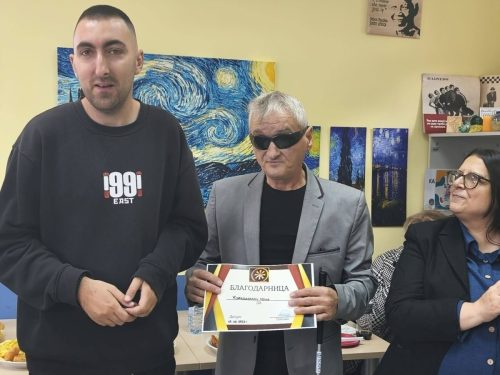 Претседателот на ЗСЛ Кавадарци доделува Благодарница 
