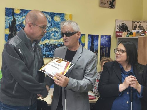 Претседателот на ЗСЛ Кавадарци доделува Благодарница 