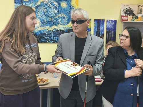 Претседателот на ЗСЛ Кавадарци доделува Благодарница 