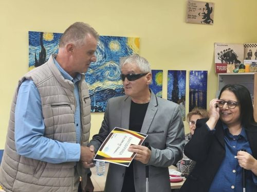 Претседателот на ЗСЛ Кавадарци доделува Благодарница 