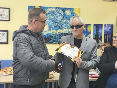 Претседателот на ЗСЛ Кавадарци доделува Благодарница 