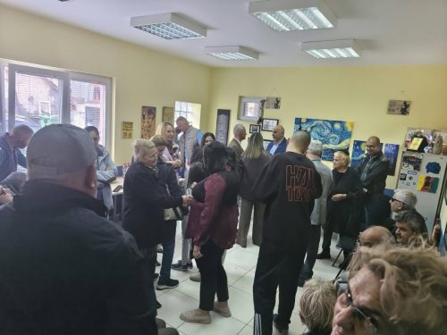 Членови на Здружение на слепи - Кавадарци и други лица во просторија се поздравуваат меѓусебно